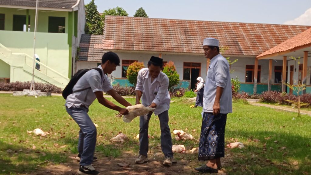 Siswa Praktik penyembelihan Ayam