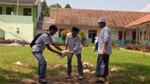 Siswa Praktik penyembelihan Ayam