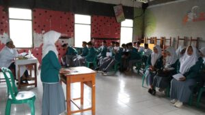 Cilegon – Siswa kelas XII MA Al-Khairiyah Karangtengah melaksanakan kegiatan praktik keagamaan dan keterampilan hidup berupa praktik MC (Master of Ceremony) dan khutbah yang berlangsung di ruang kelas, dengan suasana yang penuh semangat dan antusias. Kegiatan ini secara langsung diuji oleh Ketua Yayasan Al-Khairiyah, yang memberikan penilaian sekaligus arahan kepada para siswa. Dalam praktik tersebut, para siswa tampil secara bergantian membawakan peran sebagai MC dan menyampaikan khutbah dengan penuh percaya diri. Selain itu, kegiatan dilanjutkan dengan praktik pemotongan ayam sebagai bagian dari pembelajaran keterampilan hidup (life skill). Praktik ini bertujuan untuk membekali siswa dengan pengetahuan dan kemampuan dasar yang bermanfaat di masyarakat, khususnya dalam pelaksanaan penyembelihan hewan sesuai syariat Islam. Pihak madrasah berharap kegiatan ini dapat meningkatkan kemampuan public speaking siswa serta memperkuat pemahaman keagamaan dan keterampilan praktis yang berguna di kehidupan sehari-hari. Suasana kegiatan terlihat interaktif, dengan siswa lain turut menyimak dan memberikan dukungan kepada teman-temannya yang tampil di depan. Go